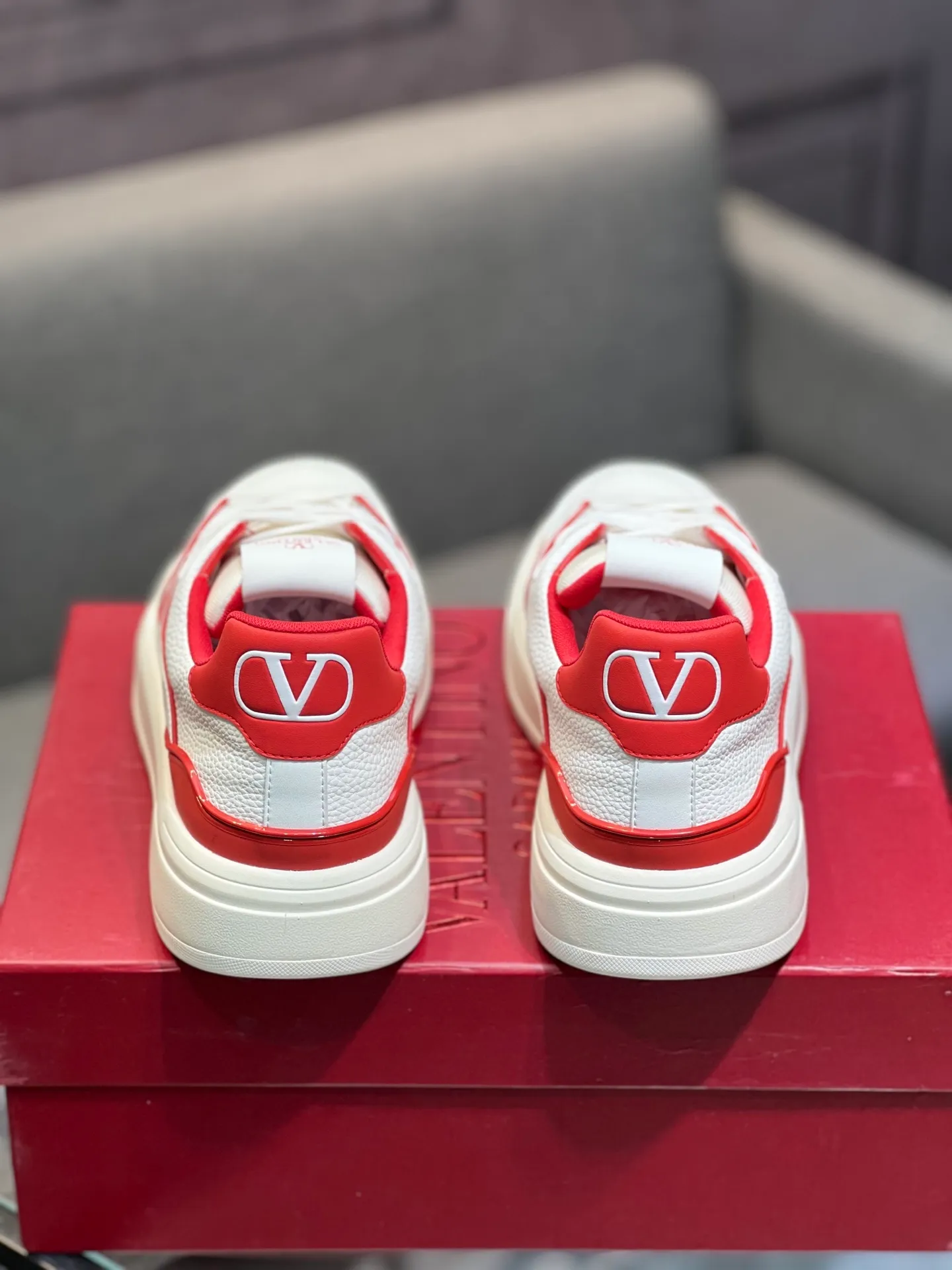 Men's men's shoes 💰660 𝑽𝒂𝒍𝒆𝒏𝒕𝒊𝒏𝒐 Valentino 𝑶𝒏𝒆𝑺𝒕𝒖𝒅 Couple's sneaker series Valentino 2025 latest couple's sneakers, celebrity style, hot sale. The original ZP was purchased and dismantled. Repeated pattern making and modification. I strive to restore the original version 1:1! Top luxury masterpiece, soft and comfortable, combining fashion and leisure, bringing excellent elegant texture and excellent on-foot comfort. Top purchase version upper: imported calfskin surface/original oil edge craftsmanship. Inner: water-dyed cowhide lining. Outsole: original development 𝐓𝐏𝐔 two-color combination outsole. Packaging: original configuration complete package. Code number: 35-44 yards. 34.45 can be customized. Can be customized (self-labeled-no label) order.
